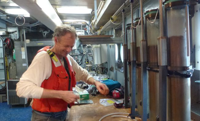 Chief scientist hard at work with sediment sampling, Rainer Lohman, EN651